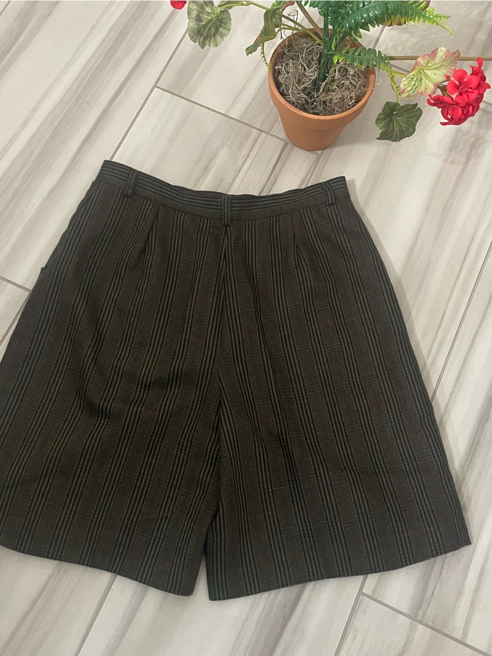 Vintage 90s Blassport by Bill Blass Pleated Wool Shorts Glen Plaid Size 16 Olive